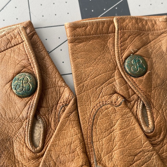 Antique Victorian/Edwardian child's gloves, soft brown leather, snap w letter B - Picture 9 of 9